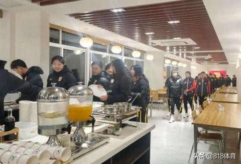 海参自由！女足基地部长：男足吃到的就算贴钱也要让女足姑娘吃到