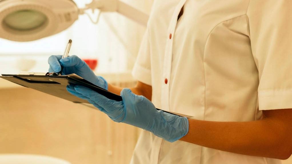 腿上出好多小丘疹是hpv感染吗,腿上痒成片起红疹是感染hpv吗