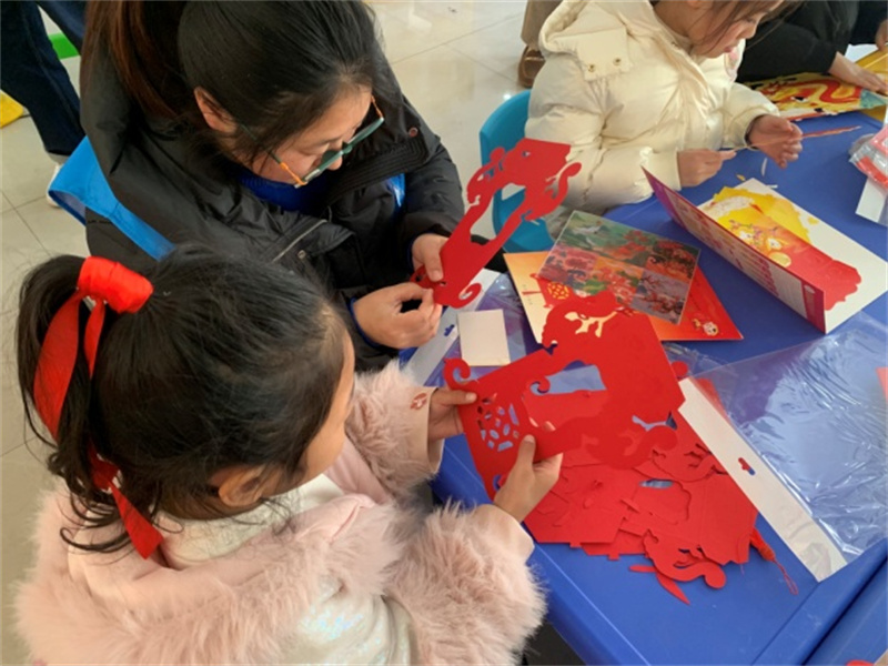 举办新时代文明实践元宵节花灯展,缤纷的冬日灯笼制作