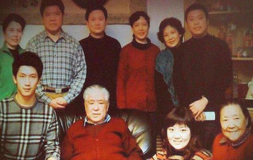 老戏骨李默然：演“邓世昌”走红，娶龙潮生3孩，和妻子恩爱60年