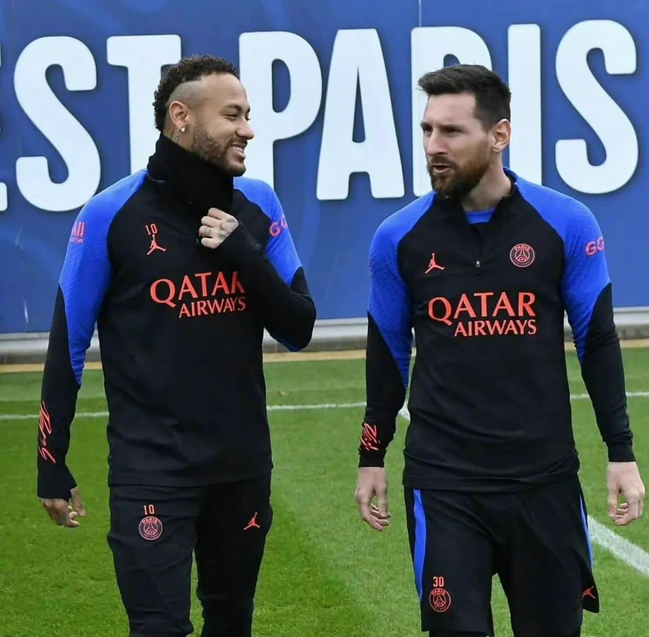 巴黎全队列队欢迎梅西