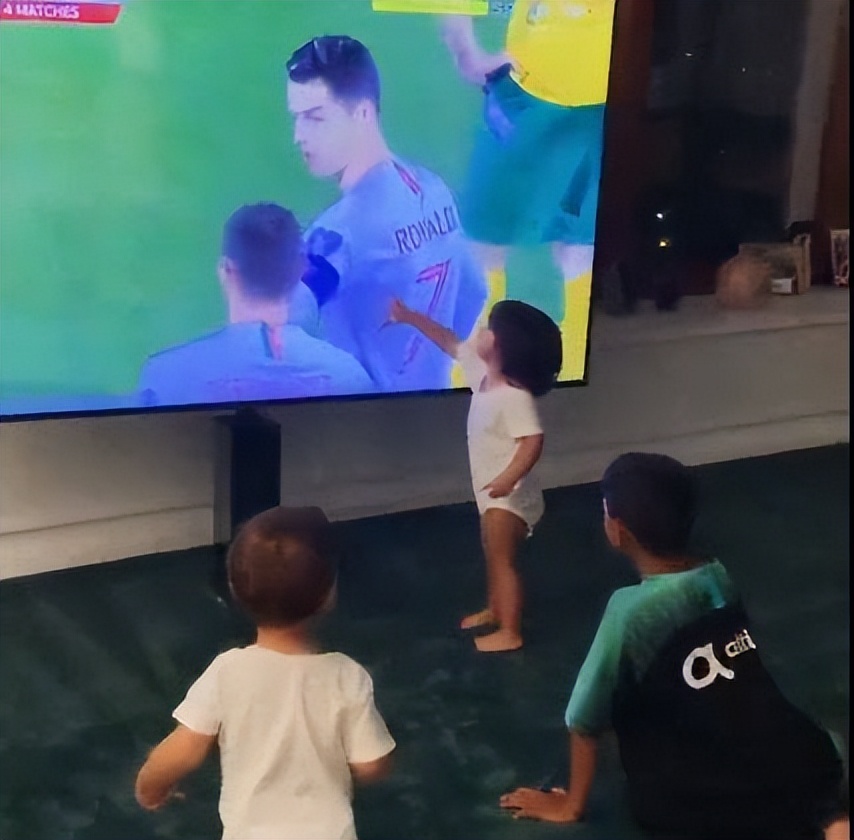 c罗有几个孩子继承了足球天赋,c罗儿子继承足球