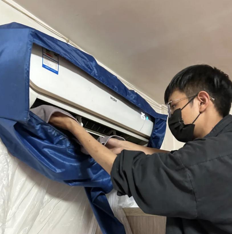 柜机空调清洗专业上门清洗,专业空调深度清洗进行中