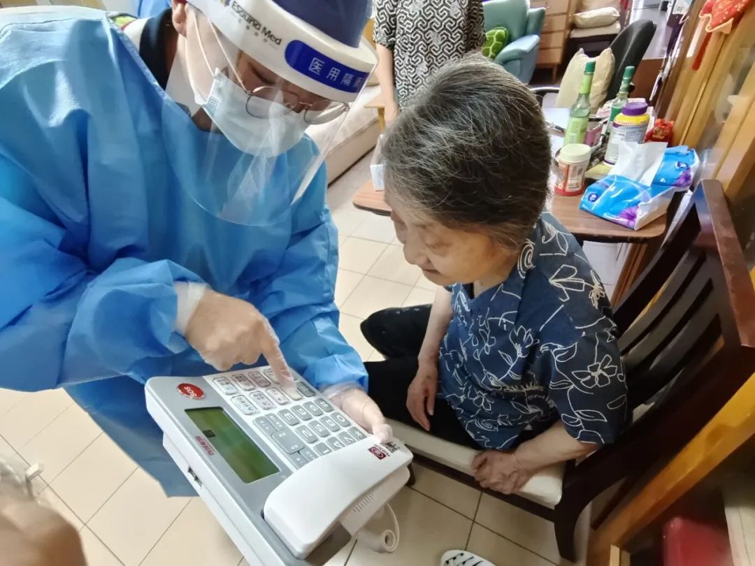 一键呼叫服务到家月坛街道“一键呼”助力居家养老