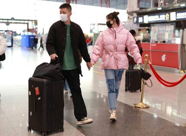 李艾穿蓝色衣服,李艾和老公甜蜜现身机场