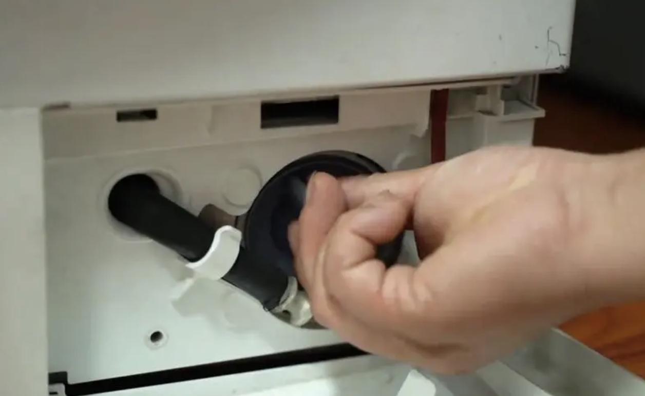 半自动洗衣机排水不畅通怎么解决,小天鹅滚筒洗衣机不排水怎么回事