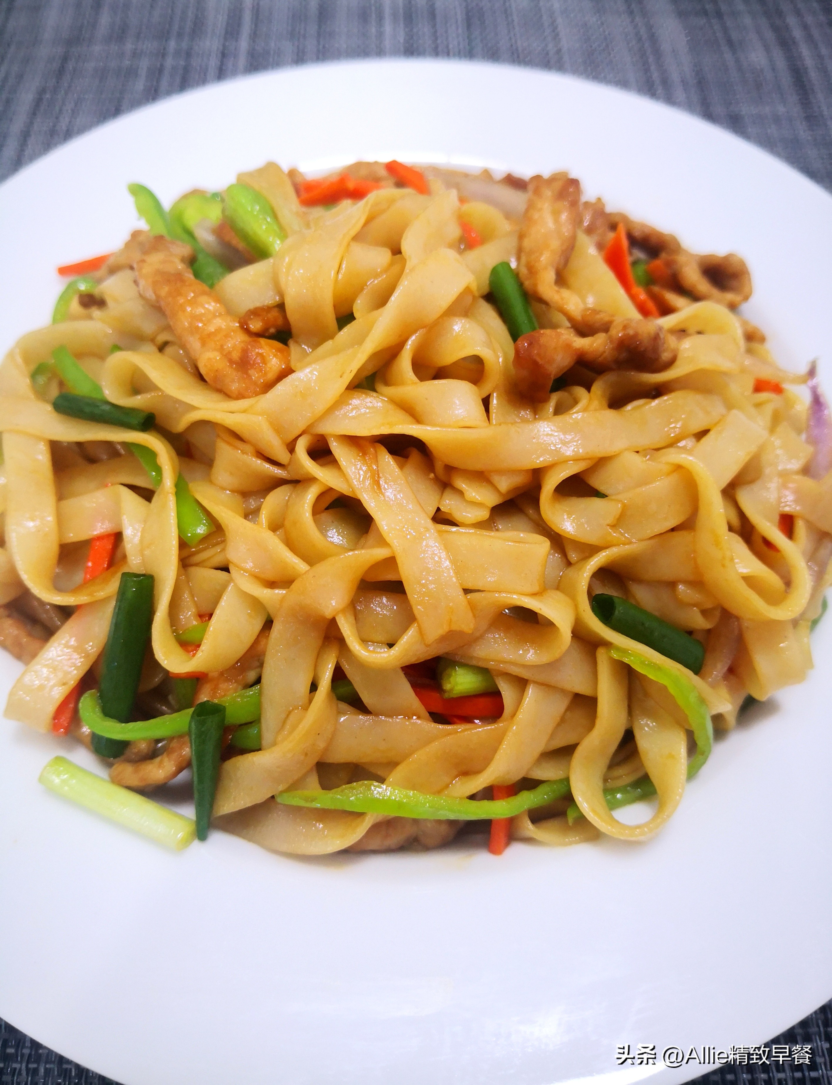 广东人爱吃的炒河粉，教您在家就能做，根根分明爽滑入味，零厨艺