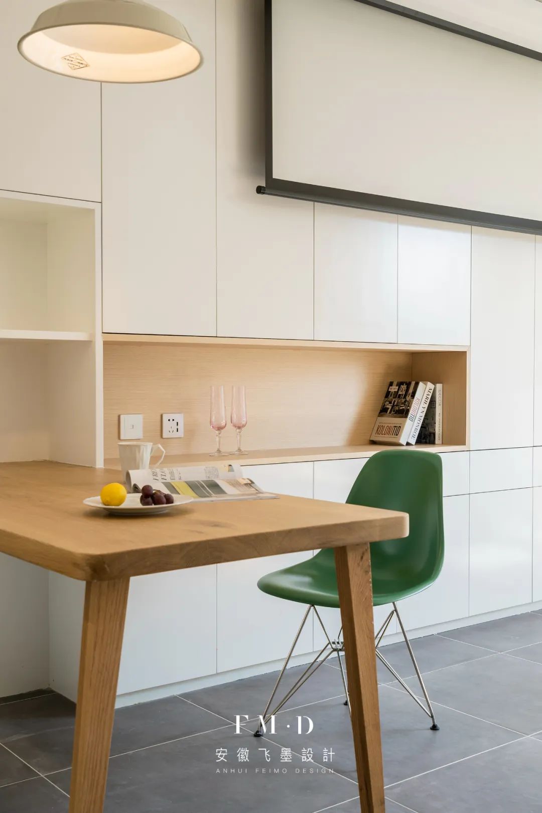 日子过久了，真心觉得：那些把电视墙做满柜的业主，太有远见了