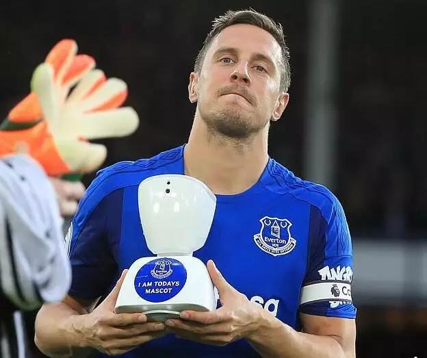 小球迷见到偶像感动瞬间梅西,阿富汗梅西小球迷被迫离开家乡