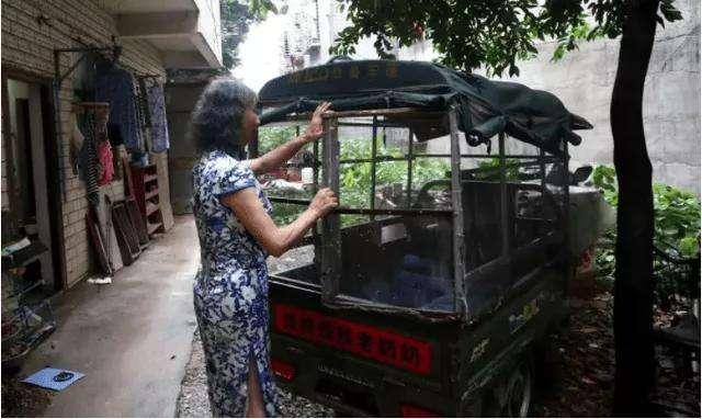 61岁怪大叔扮女人,41岁大叔假扮女子