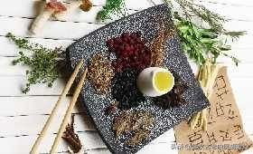 红色斑块像结痂脱皮凸起不扩大,脸上红色斑点又脱皮是怎么回事