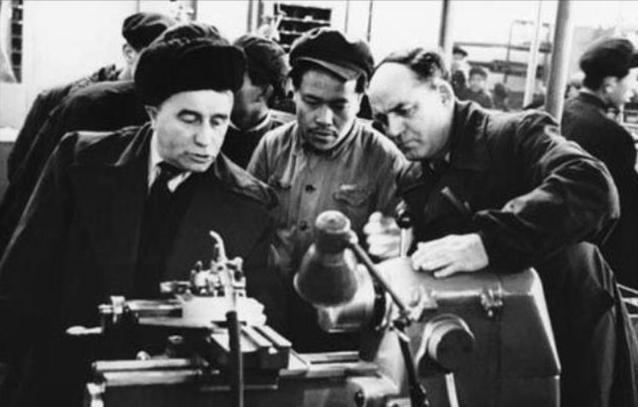 对越反击战前夕，*小平邓**一句“幽默”的话，让百万苏军按兵不动