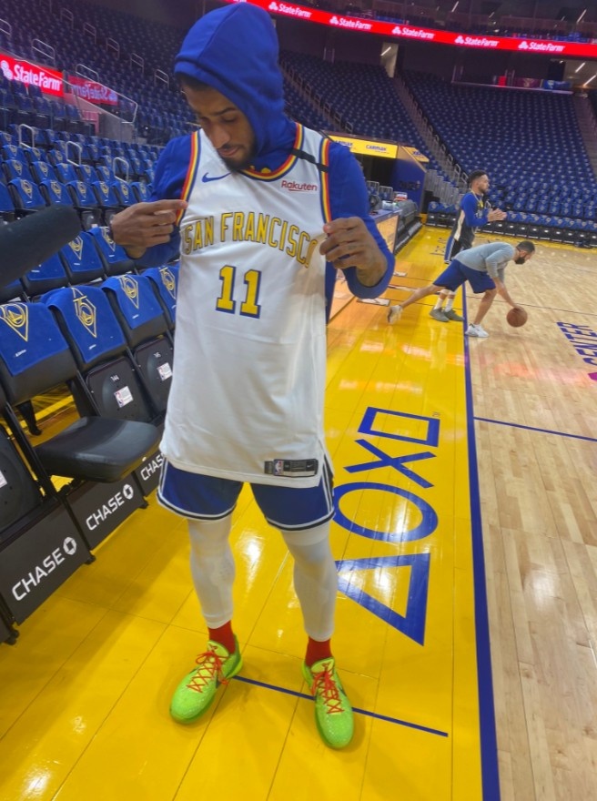 勇士队内气氛融洽,勇士更衣室庆祝克莱