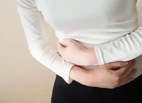 坐在石墩上缓解痛经的姿势,为啥女生夏天坐石墩子会缓解痛经