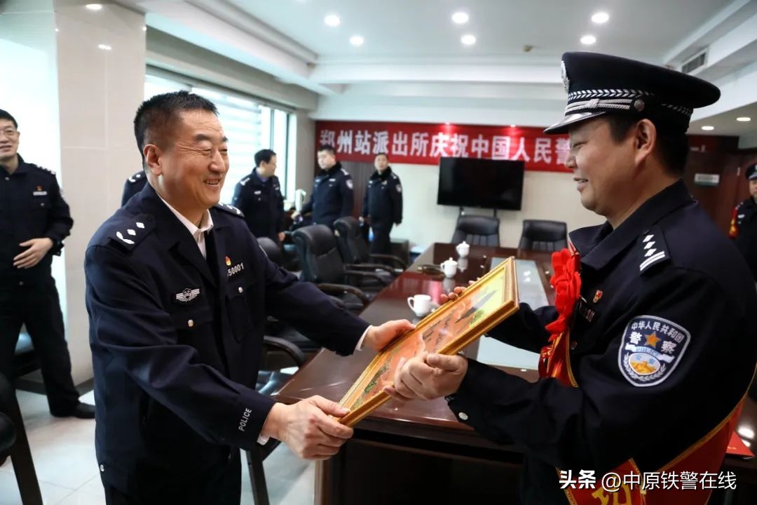 送去慰问品看望民警,送温暖慰问警察