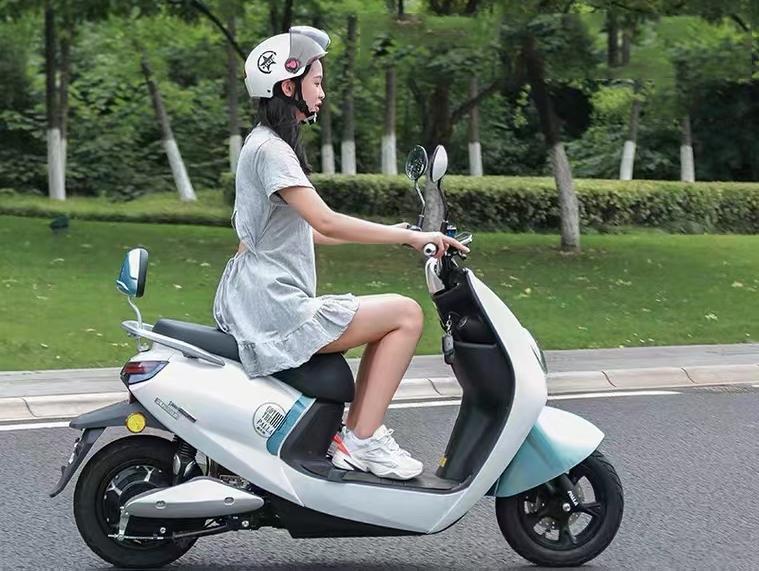 骑电动车没戴头盔该怎么处理,电动车不戴头盔被罚可以不交吗