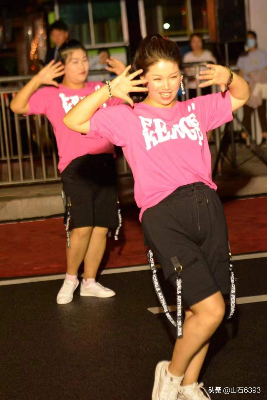 张梅：平度高铁站广场上的庆七一文艺汇演“花絮”～“雨前”幕后