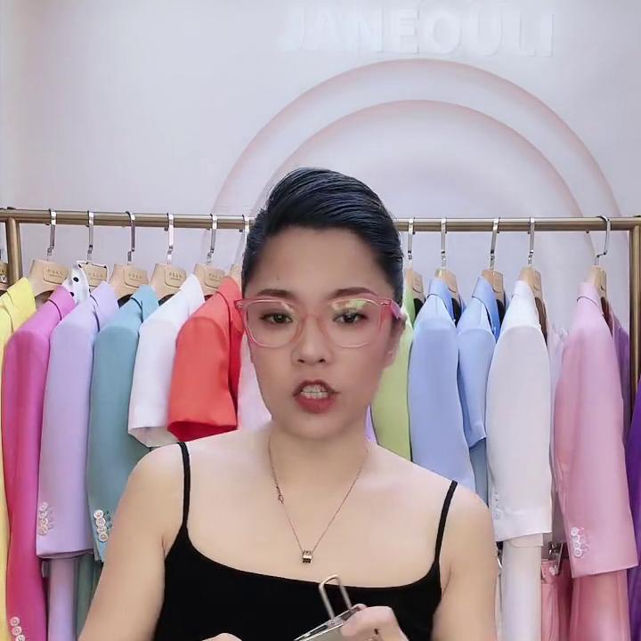 西装暴徒,西装男被勒脖子双脚挣扎的电视剧