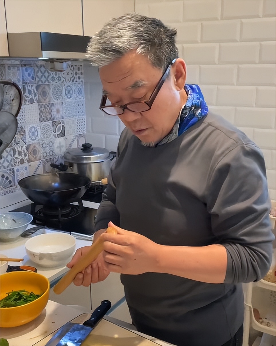 李立群抽3块钱的大前门,李立群抽的大前门香烟多少钱