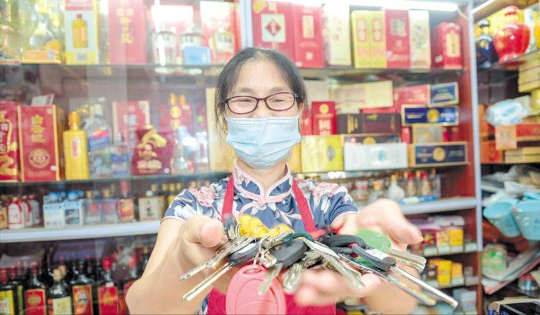 白沙街成夜归女孩“梦魇”，56岁超市大姐留灯11年，守护她们回家