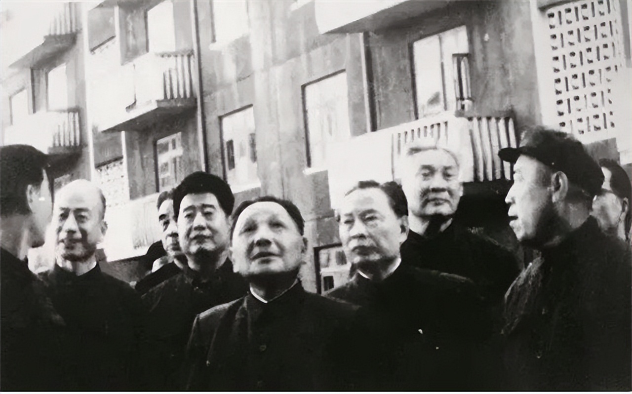 78年，他调任北京市委书记，向*国锋华**抱怨：我在天津屁股还没坐稳