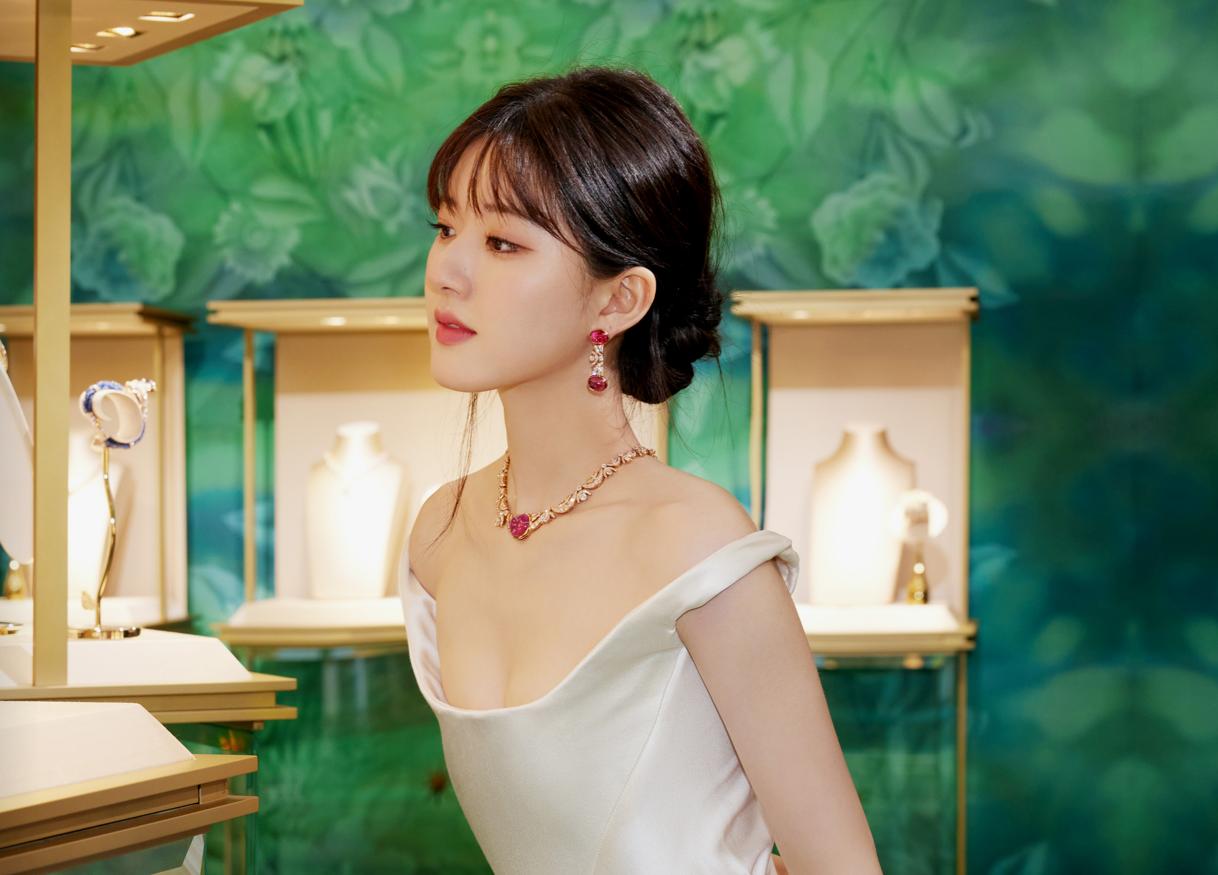 赵露思红毯一言难尽,赵露思倪妮红毯