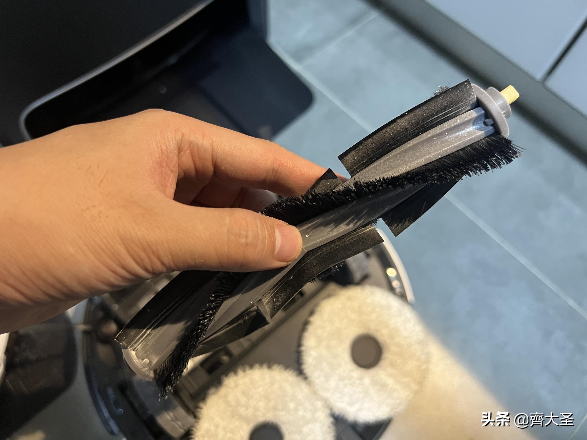 扫地机器人拖地震动和旋转哪种好,机器人旋转拖地和震动拖地