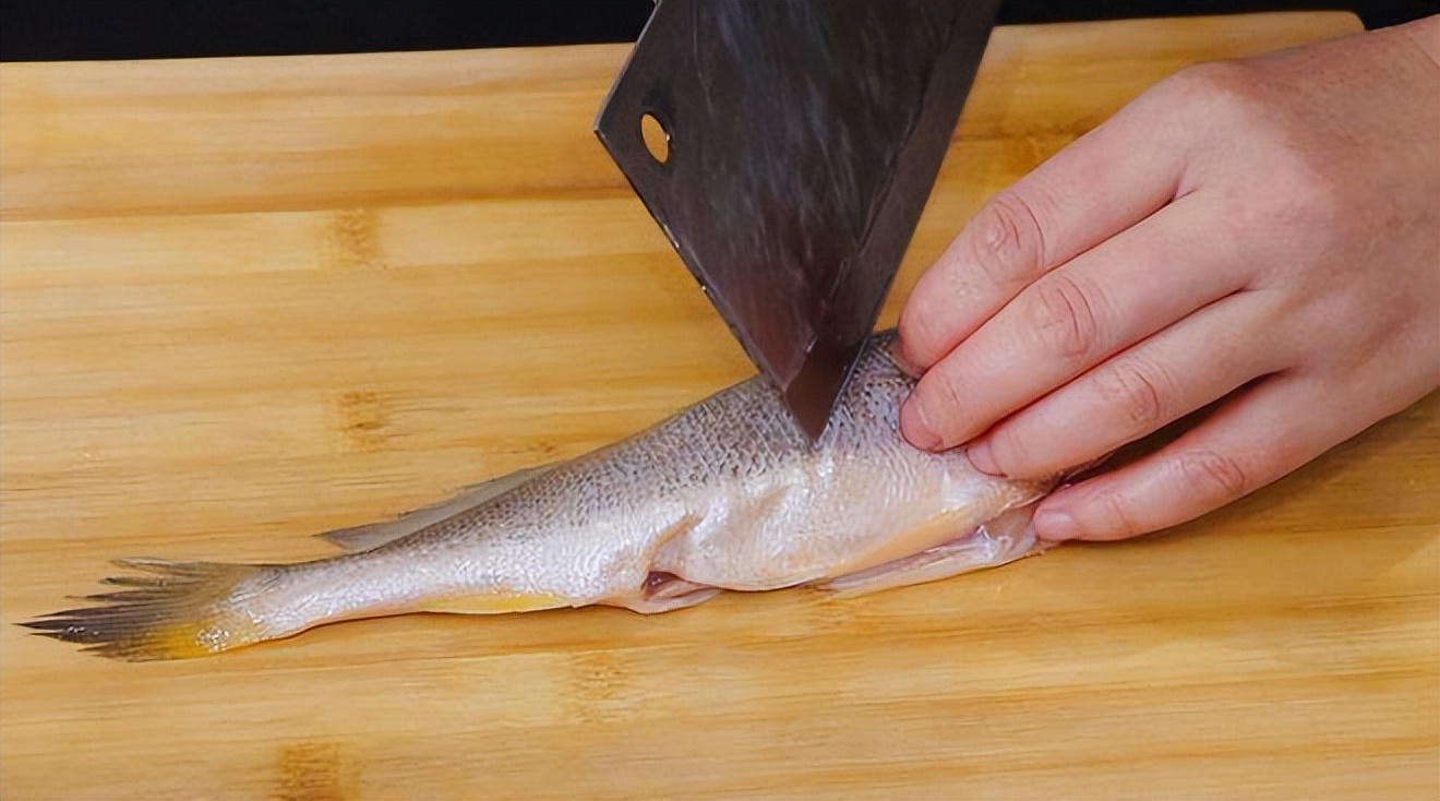 深水黄鱼和野生大黄鱼区别,大黄鱼和黄花鱼的价格区别