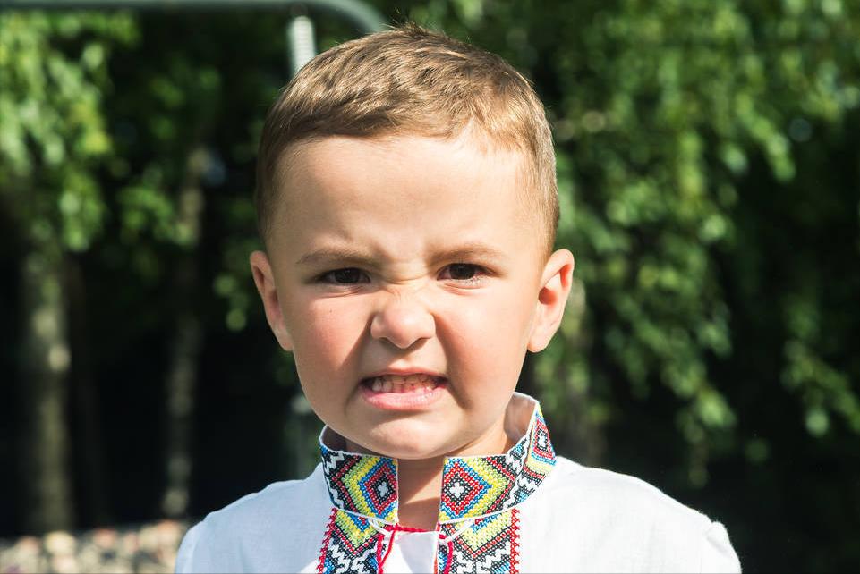 孩子脾气见长的背后,一般有个喜欢“硬碰硬”的父母,费力不讨好