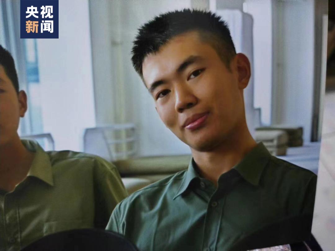 他一身戎装为毕业生唱响《我的祖国》，背后还有这些故事→