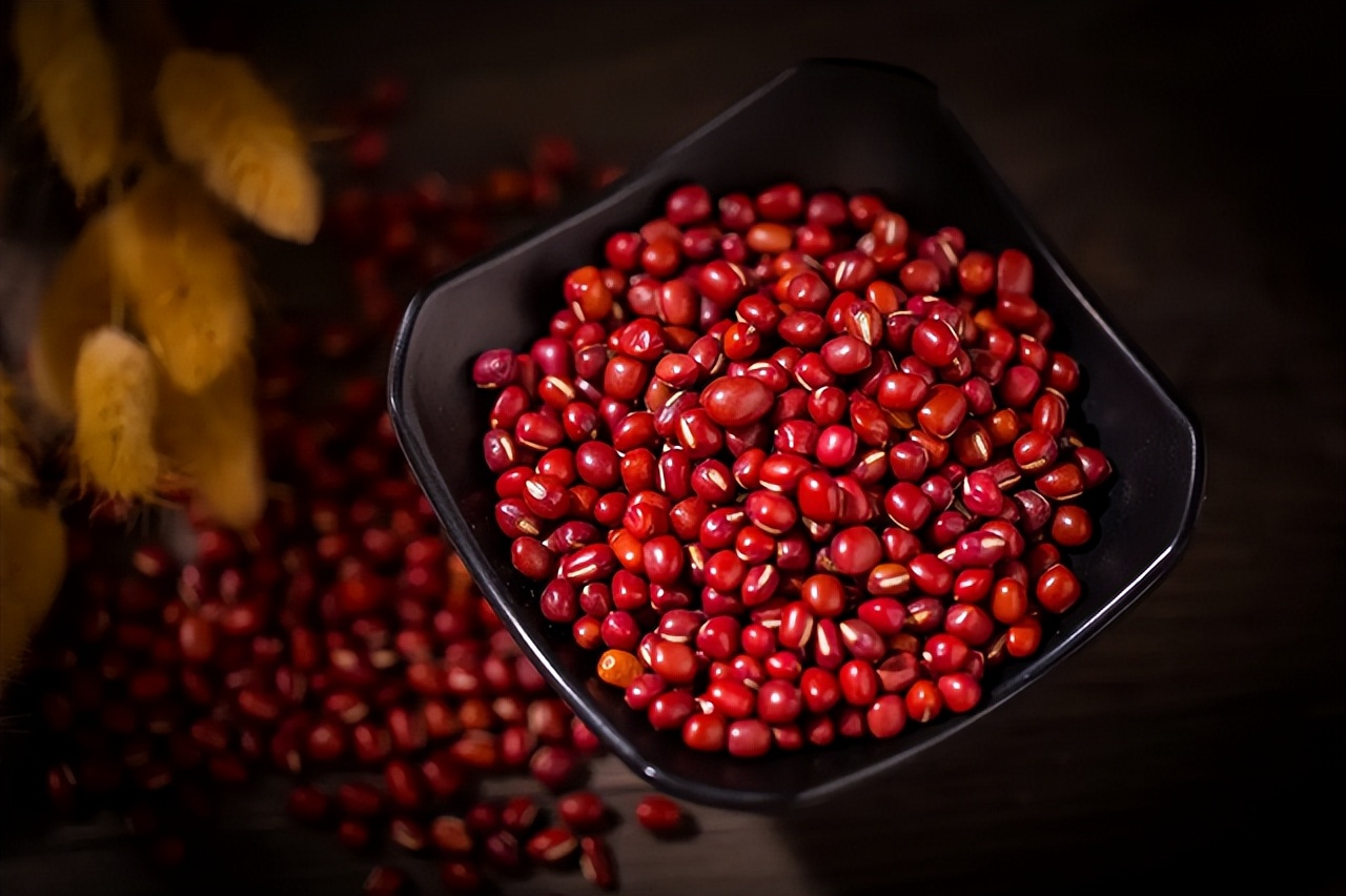 女孩的第一次月经几岁正常,女孩第一次来例假最佳年龄是多少