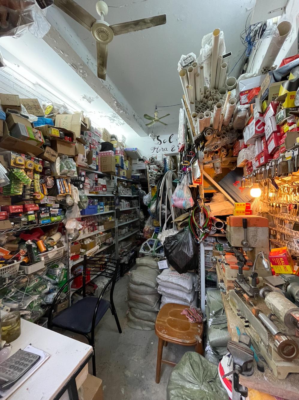 梧桐区的五金店，都是长久又顽强的存在