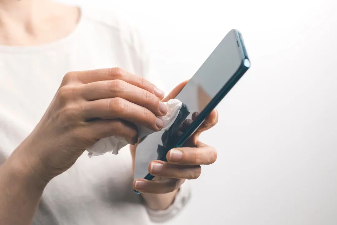 酒精可以用来擦塑料吗,酒精能拿来擦手机吗