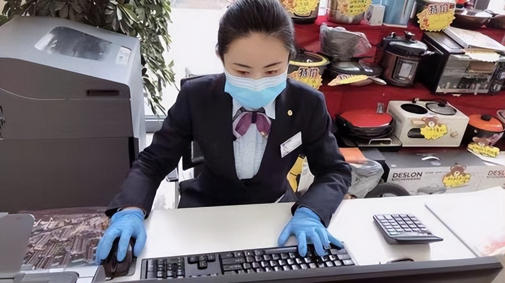 储户取款被限额一千元是否违法,银行卡突然限额1000能正常取款吗