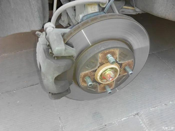 走烂路刹车卡钳哐当异响,刹车卡钳异响如何用扎带处理