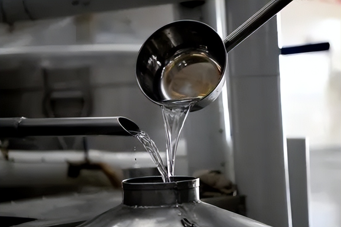 为什么农村自酿的酒自己村的不喝,农村自酿酒放几年最好喝