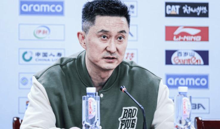 广东四大天才62分钟输10分！杜锋揪着赵锦洋衣领大骂，理解他苦心