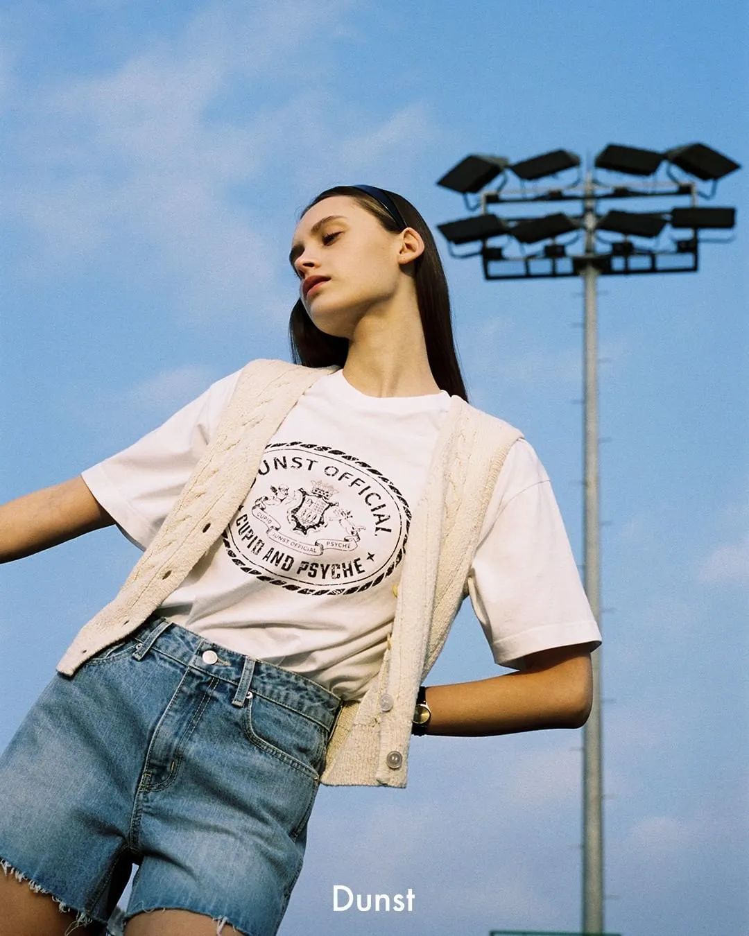 男t恤搭牛仔裤加皮带有哪些穿法,t恤配裤子的时髦穿法