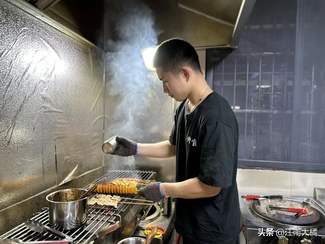 串啊串啊串,丽水小伙辞职做“烤官”!很多人赶去吃一口