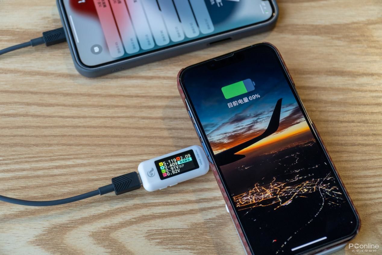 苹果透明探索版无线充电宝评测,网易无线充电宝vs麦多多
