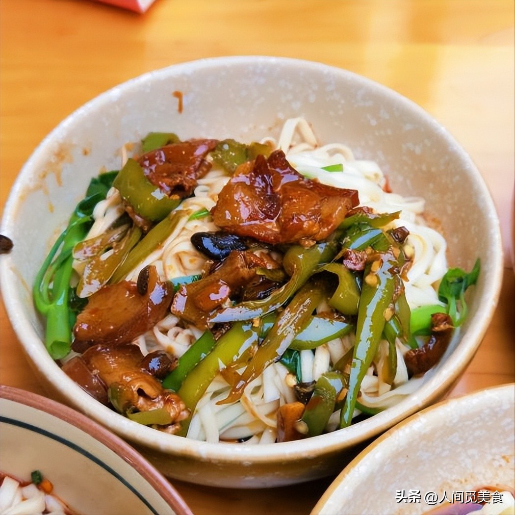 重庆小伙一碗面吃三个小时,重庆小伙一碗面吃了三个多小时