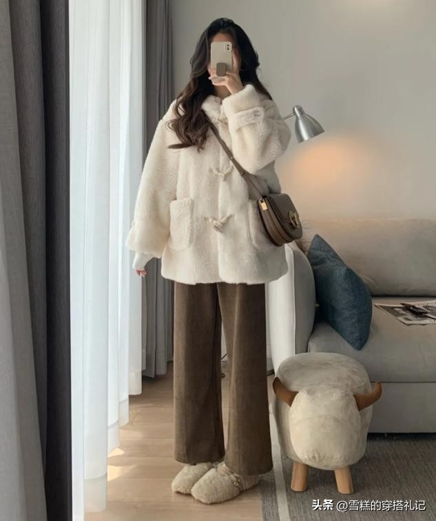短靴已经失宠了！今年流行“毛毛鞋”，搭阔腿裤，简直是天生一对