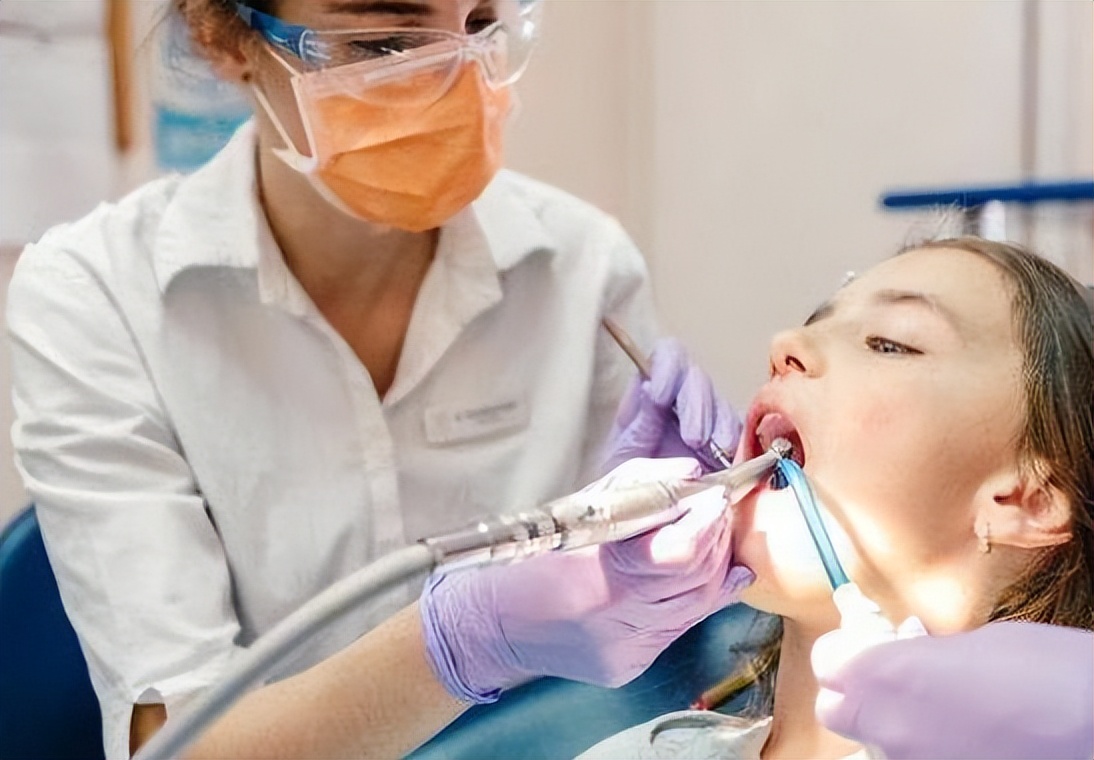 洗牙危害大还是不洗牙危害大,为什么有人说洗牙对牙齿有伤害啊