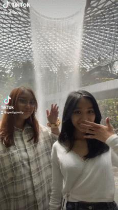 女生晒鞋被爸爸嘲讽原视频,女生晒爸爸买的名牌包