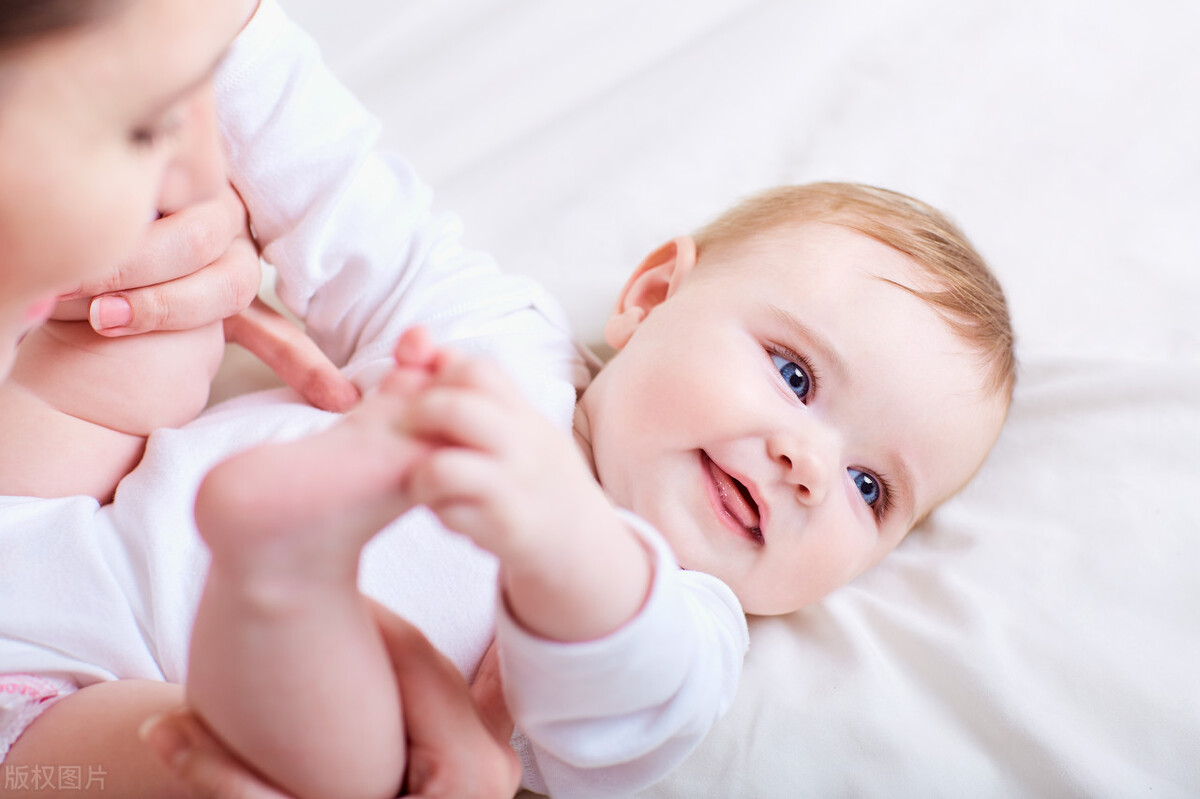 婴儿晚上哭闹手脚发热,婴儿头发热手脚冰凉怎么处理