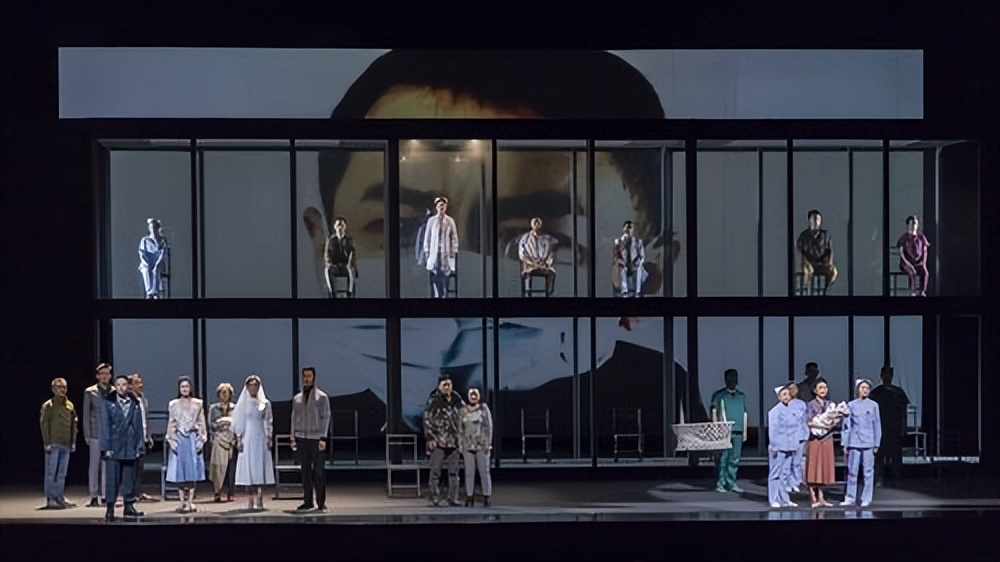 关于华语电影中的女性叙事的研究，并以毕业作品《花儿》为例