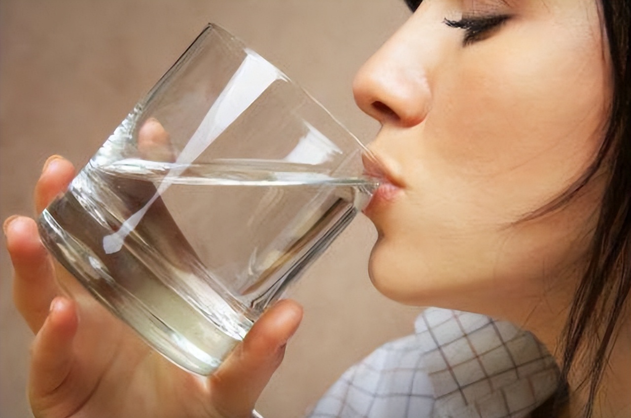 半夜口干舌燥是津液不足的表现吗,半夜突然口干舌燥是上火吗