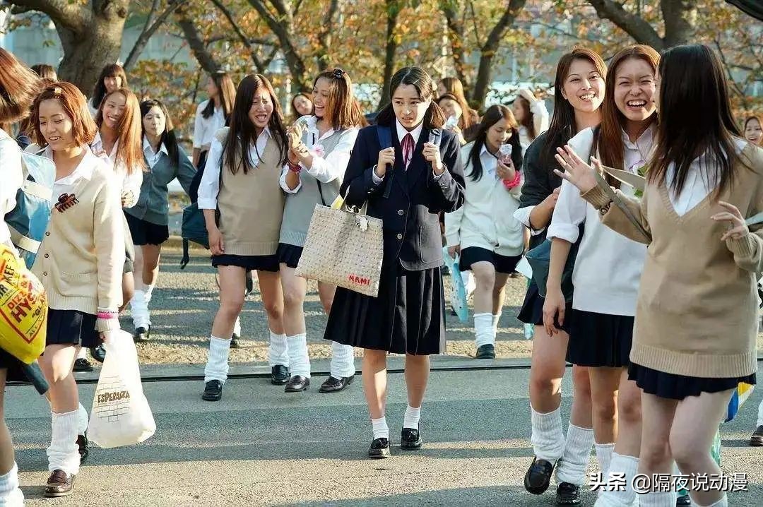 时隔20年，日本00后又再度穿起“泡泡袜”！它曾是涩谷辣妹的最爱