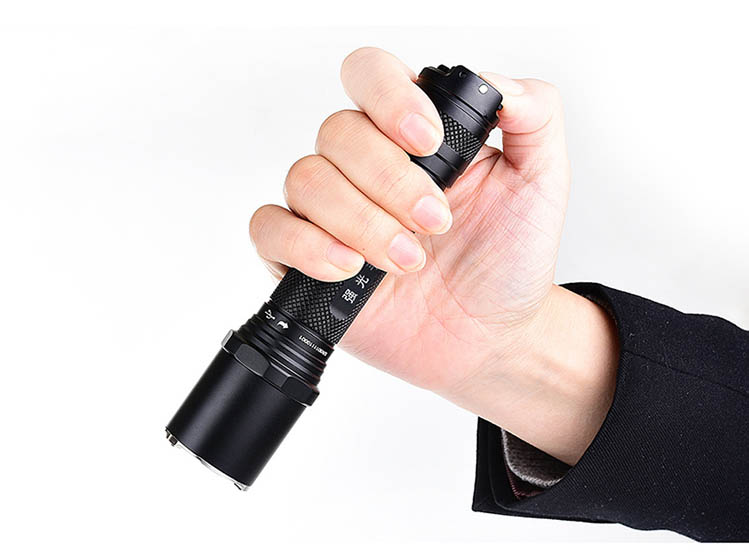 军用强光手电筒的特点,警用战术手电筒推荐