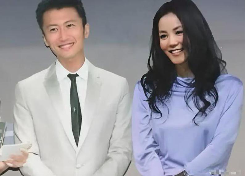 王菲谢霆锋机场撒糖再现世纪牵手,王菲谢霆锋机场牵手对比照